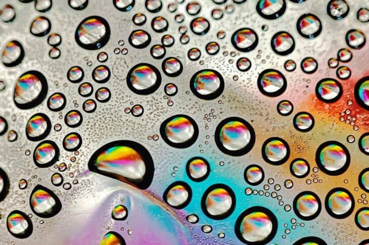 Rainbow droplets